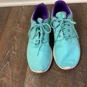Nike Rosherun white grape and turquoise